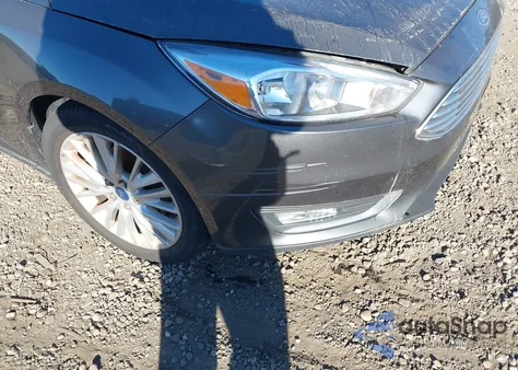 2018 Ford Focus Titanium z USA, uszkodzony, nr VIN 1FADP3N21JL262656